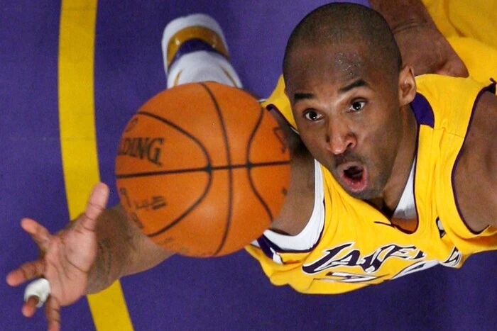 Koszulka Bryanta, w której debiutował w 'Lakers', została sprzedana za 7 mln dolarów
