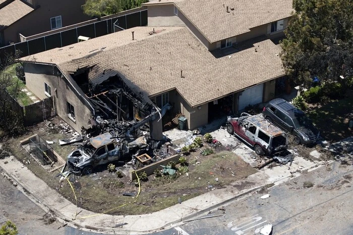 In California, a plane crashed into a residential area: there are fatalities