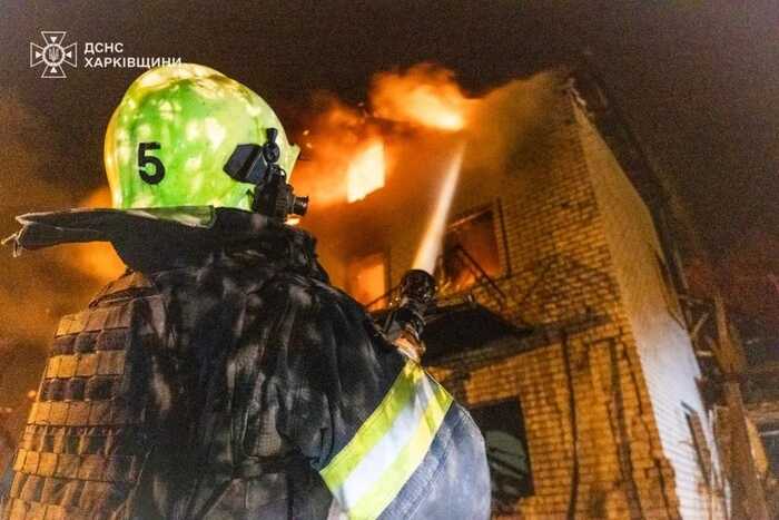 Зруйнований будинок після обстрілу Харкова