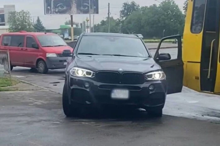 W Umanie pijany mężczyzna w BMW wjechał w autobus