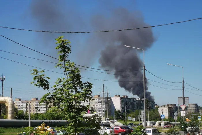 In Saratow brach in der Nähe des Heizkraftwerks ein starkes Feuer aus (Video)