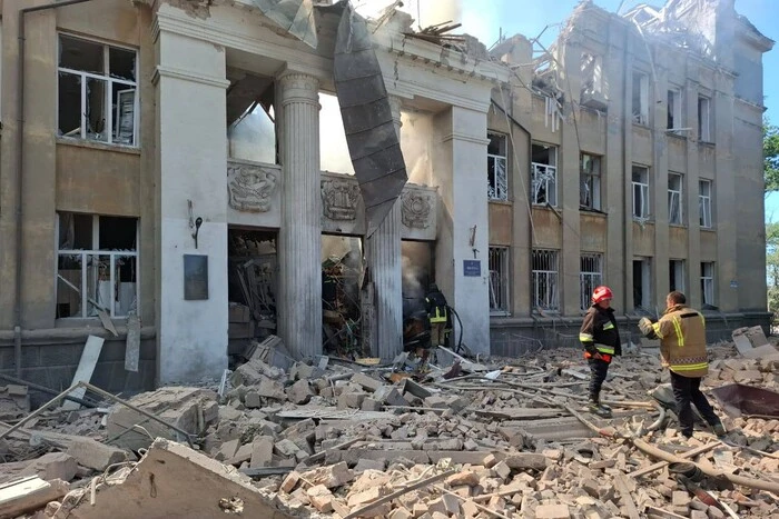 РФ ударила баллистической ракетой по лицеи в Белгород-Днестровском: есть погибшие (фото, видео)