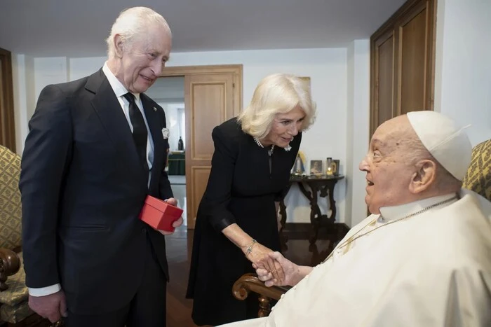 Król Wielkiej Brytanii z żoną odwiedził Papieża Rzymskiego (zdjęcie)