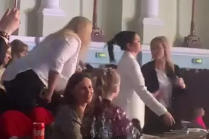 W Kijowie podczas koncertu Dmytra Wołkanowa biją się fanki (wideo)