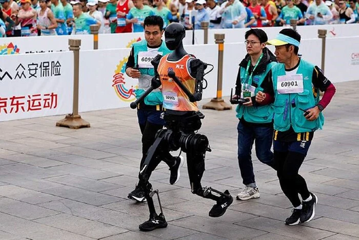 W Chinach odbył się pierwszy w historii wspólny półmaraton ludzi i robotów humanoidalnych