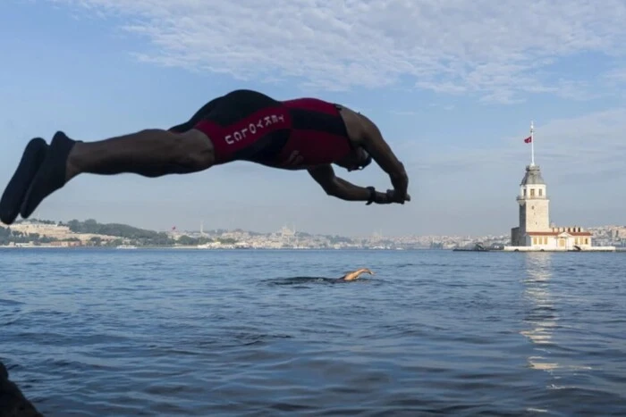 A Resident of Istanbul Swims Across the Bosphorus Daily to Get to Work
