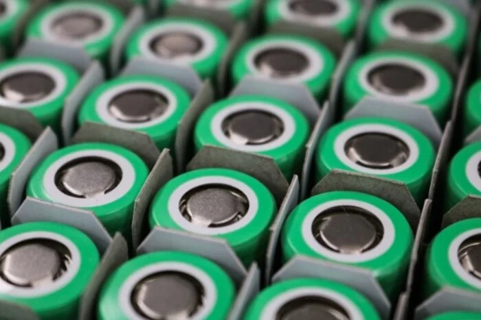 „Po prostu dodaj wody”: naukowcy zdołali wydłużyć żywotność baterii litowo-metalowych o 750%