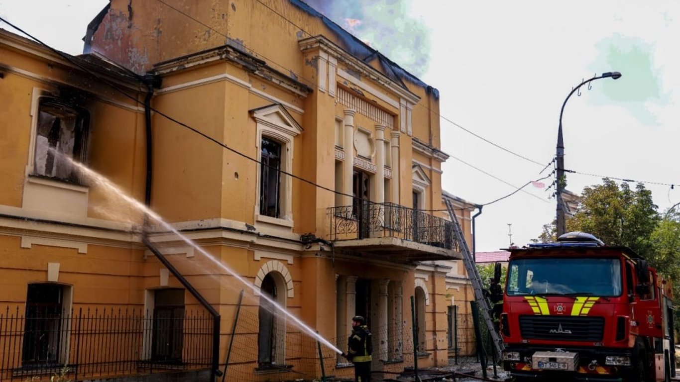 РФ повторно атакувала Херсон — під вогнем були рятувальники