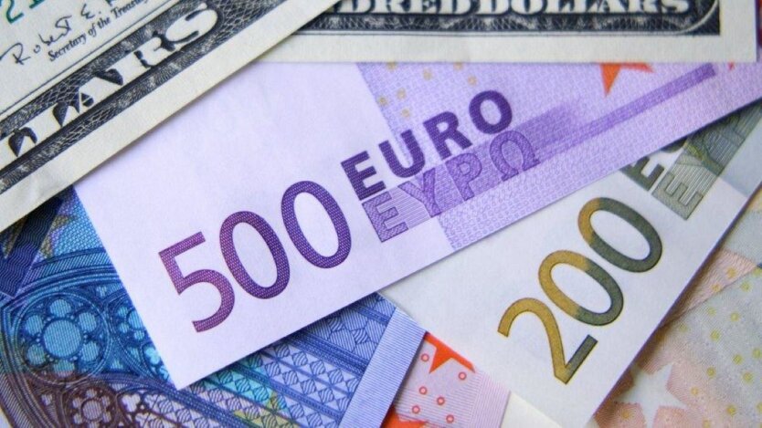 UE powinna wykorzystać osłabienie dolara do wzmocnienia własnych pozycji - media